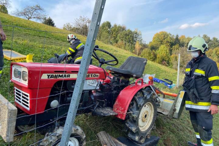 BFV Deutschlandsberg: Person unter Traktor eingeklemmt