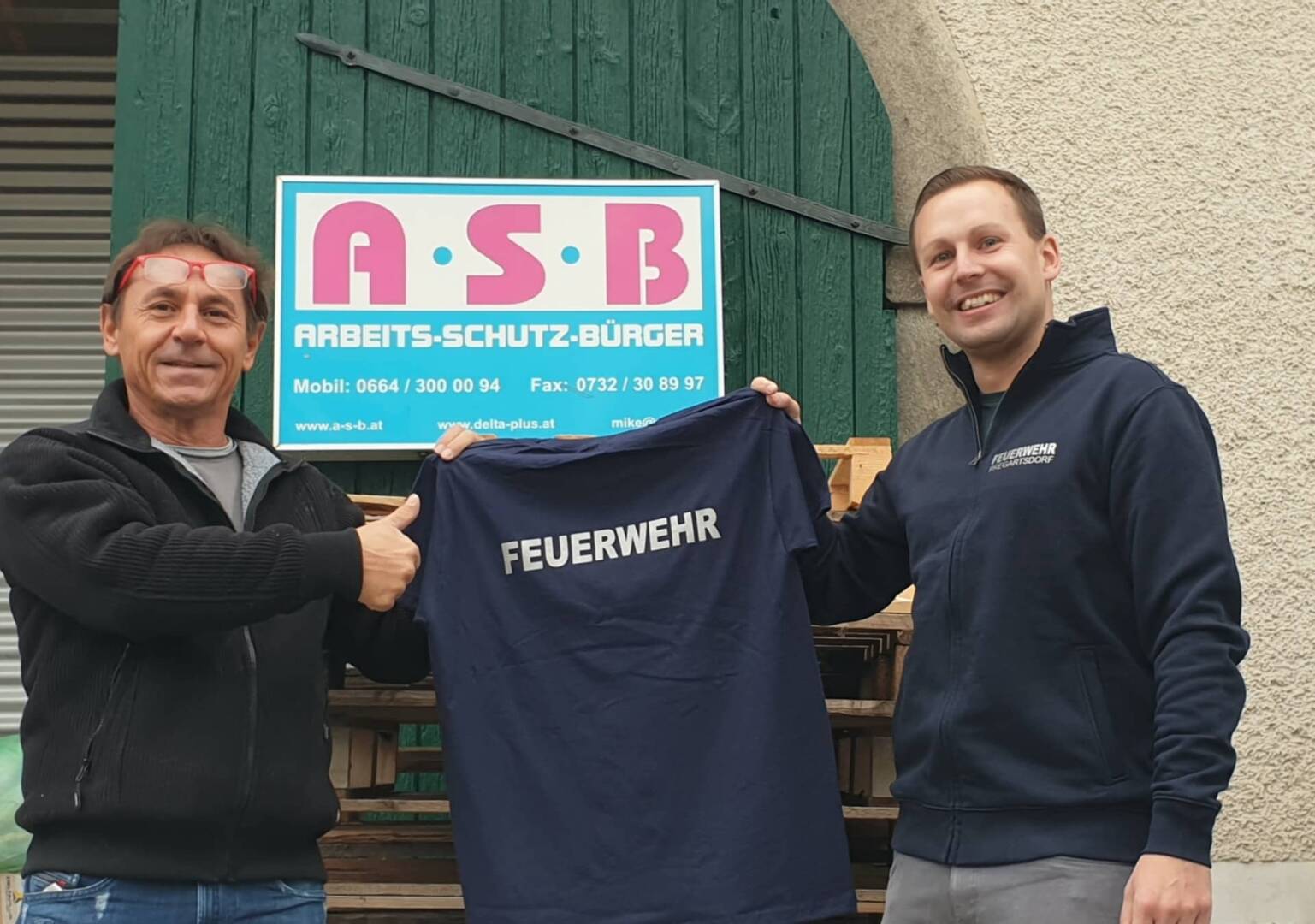 FF Pregartsdorf: Neue Einsatz-T-Shirts für die Feuerwehr
