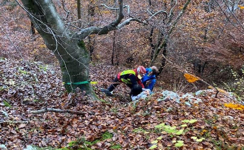 HFW Villach: Personenrettung durch Feuerwehr aus Waldstück