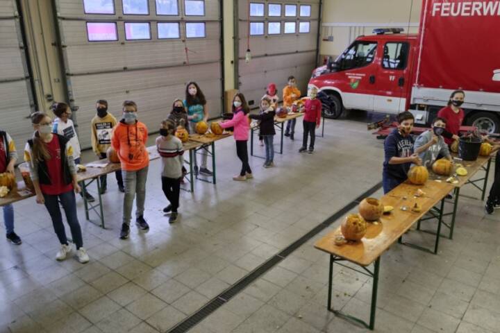 Kürbis schnitzen und Jause der Kinder- und Jugendfeuerwehr