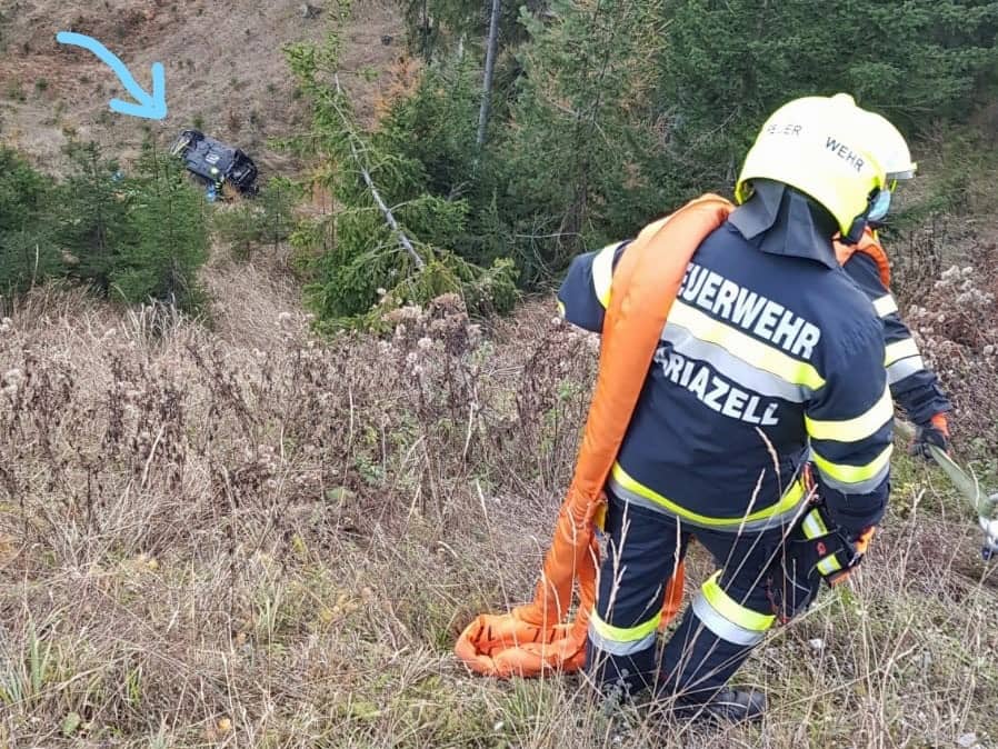 FF Mariazell: Fahrzeug am Zellerrain 60 Meter abgestürzt