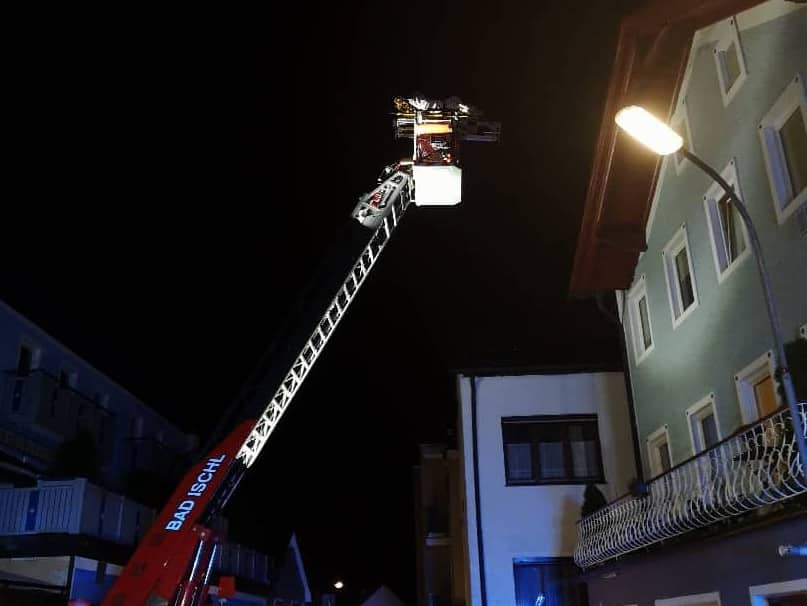 FF Bad Ischl: Person mit der Drehleiter gerettet