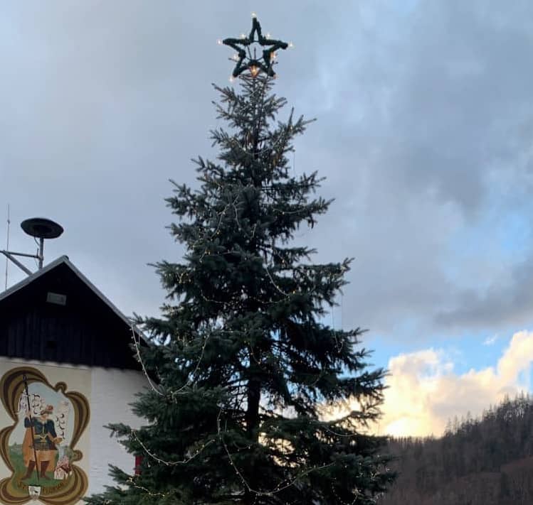 FF Bad Ischl: E-BI Vockner spendet Perneck Weihnachtsbaum