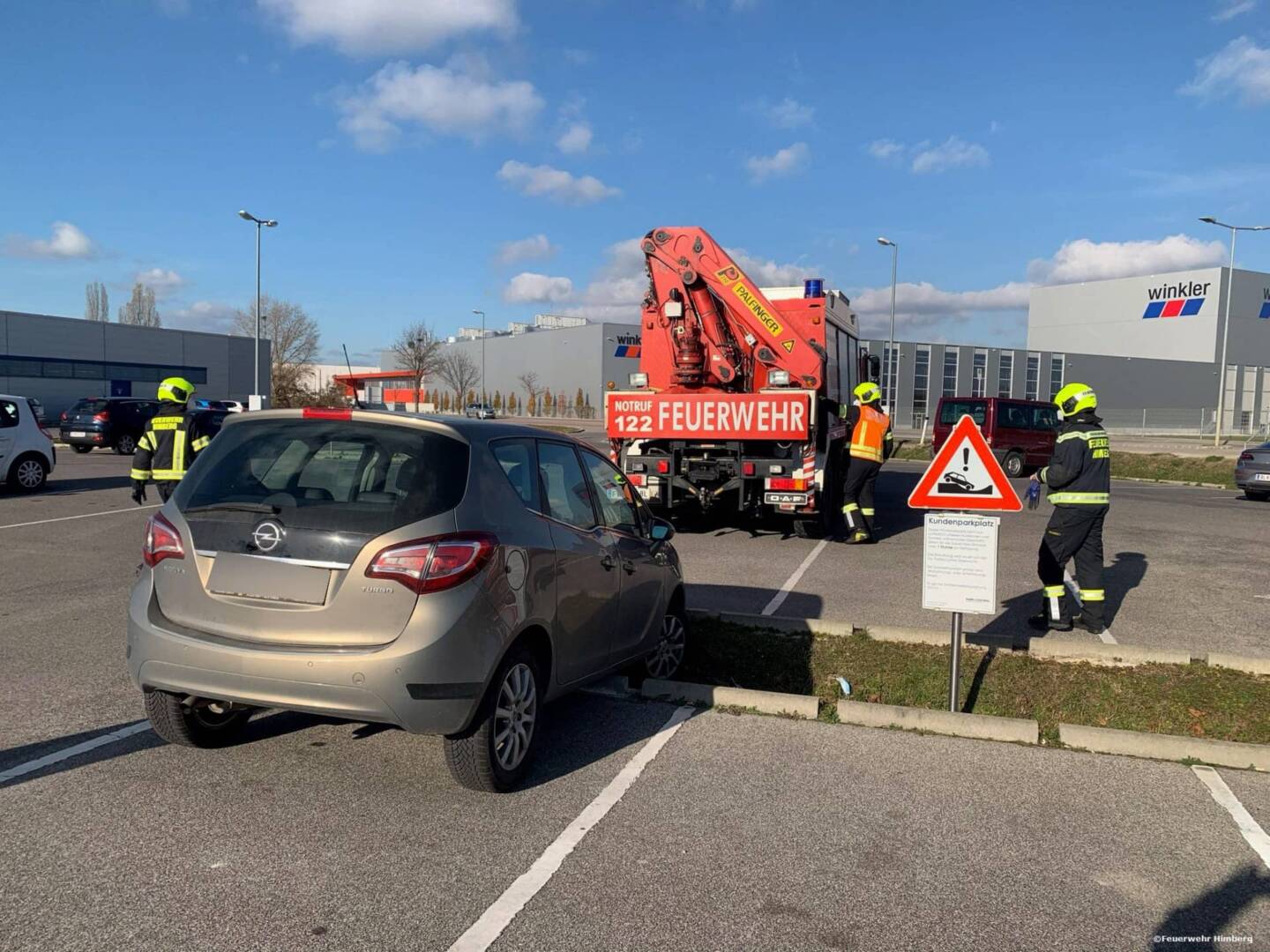 FF Himberg: Fahrzeugbergung am Supermarktparkplatz