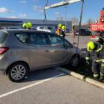Fahrzeugbergung am Supermarktparkplatz