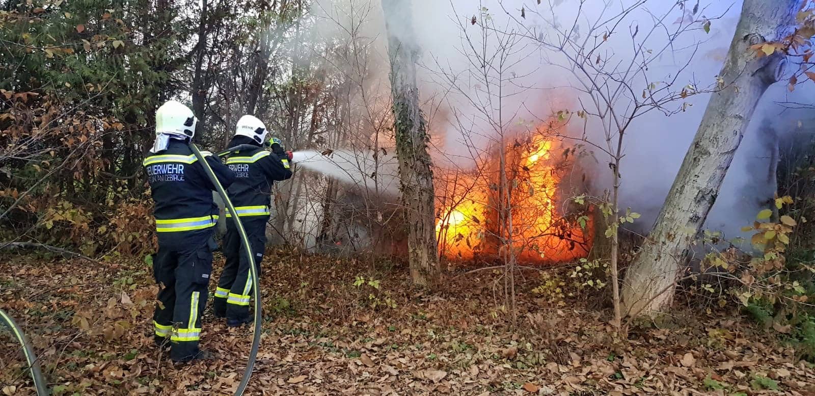 FF Brunn am Gebirge:  Mehrere Strohballen in Vollbrand