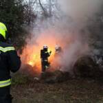 Mehrere Strohballen in Vollbrand
