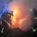 Mehrere Strohballen in Vollbrand