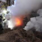 Mehrere Strohballen in Vollbrand