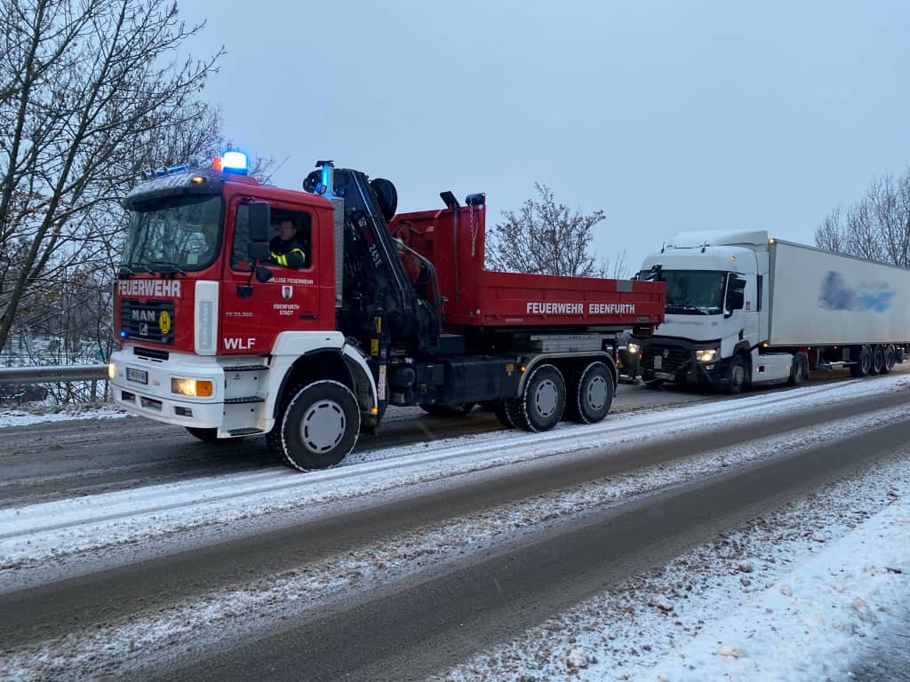 FF Ebenfurth: Unfall und LKW Bergung nach Wintereinbruch
