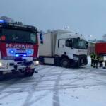 Unfall und LKW Bergung nach Wintereinbruch