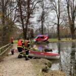 Vier Feuerwehrmänner retten eine Ente