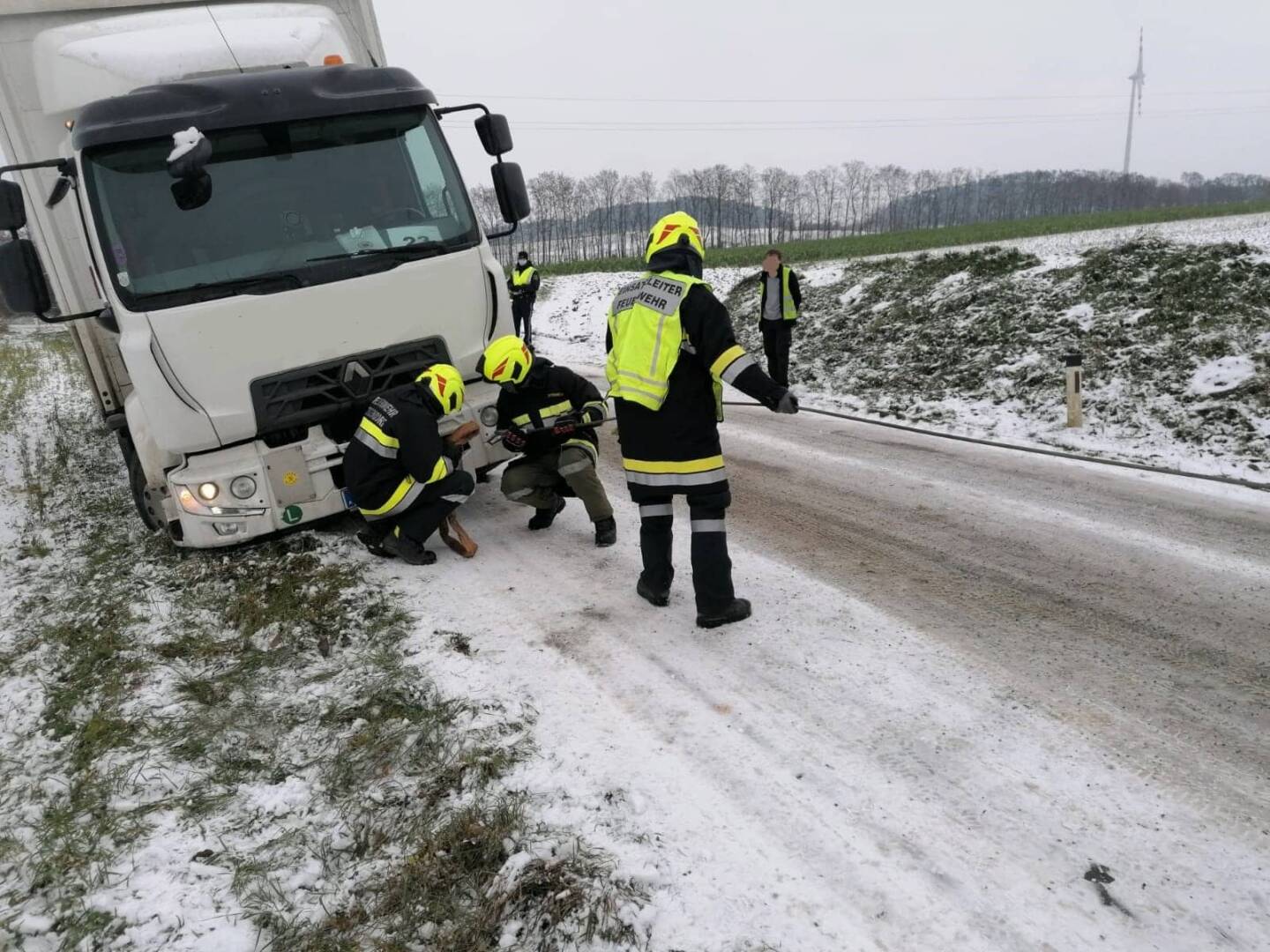 FF Statzendorf: Wintereinbruch sorgt für LKW Bergungen
