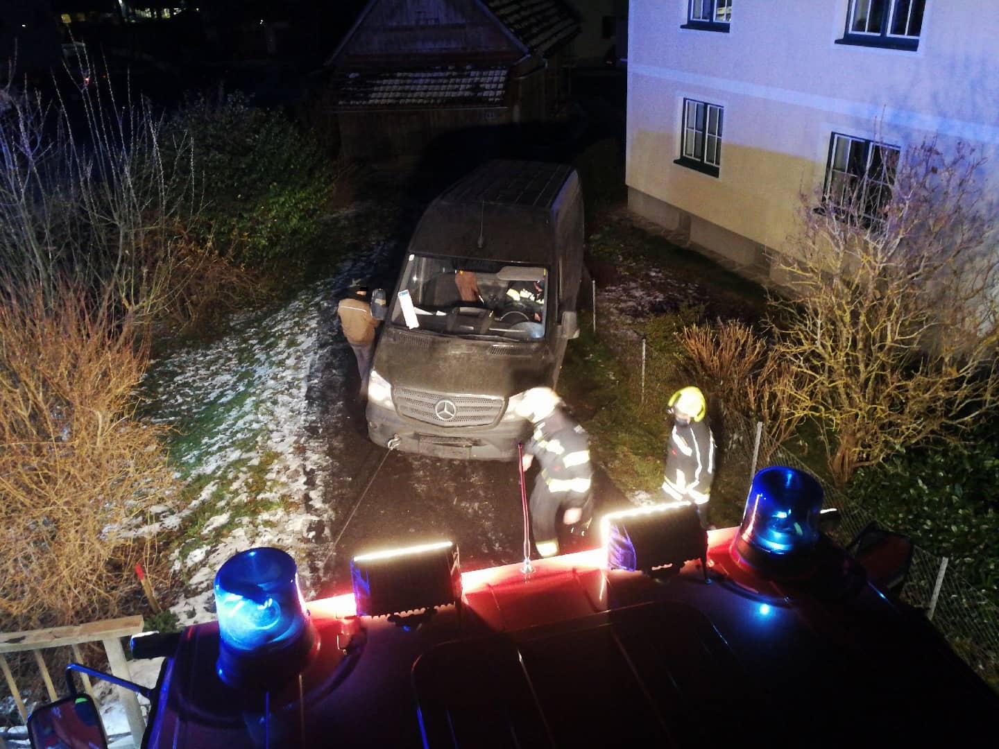 FF Bad Ischl: Klein LKW von der Straße abgekommen