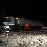 Sattelzug blieb auf Glatteis hängen