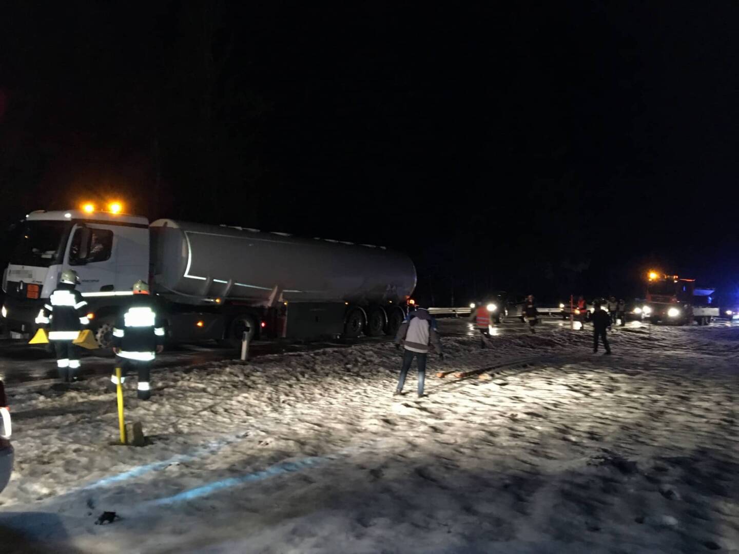 AFK Millstatt-Radenthein: Sattelzug blieb auf Glatteis hängen
