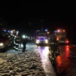 Sattelzug blieb auf Glatteis hängen