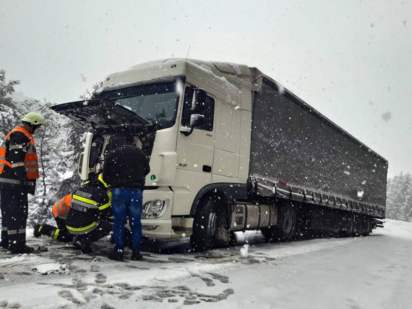 BFV Feldbach: Laster blieben auf der L212 hängen