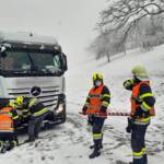 Laster blieben auf der L212 hängen