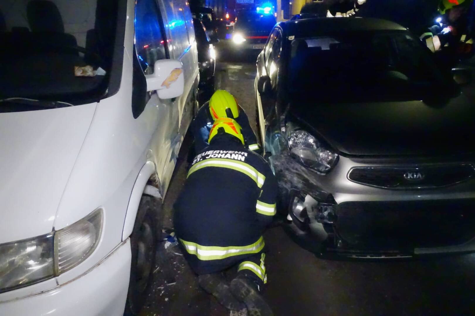 Verkehrsunfall mit drei Fahrzeugen in Ternitz