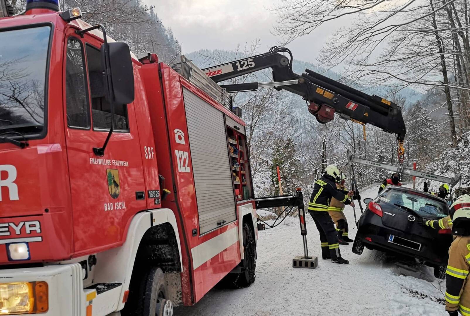 FF Bad Ischl: Fahrzeugbergung auf der Rettenbachalmstraße