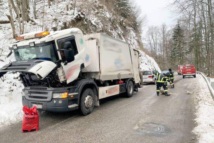 HFW Bad Ischl: Dieselleitung von Müllwagen gebrochen