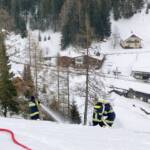 Feuerwehr unterstützte Absicherung von Schneebrett