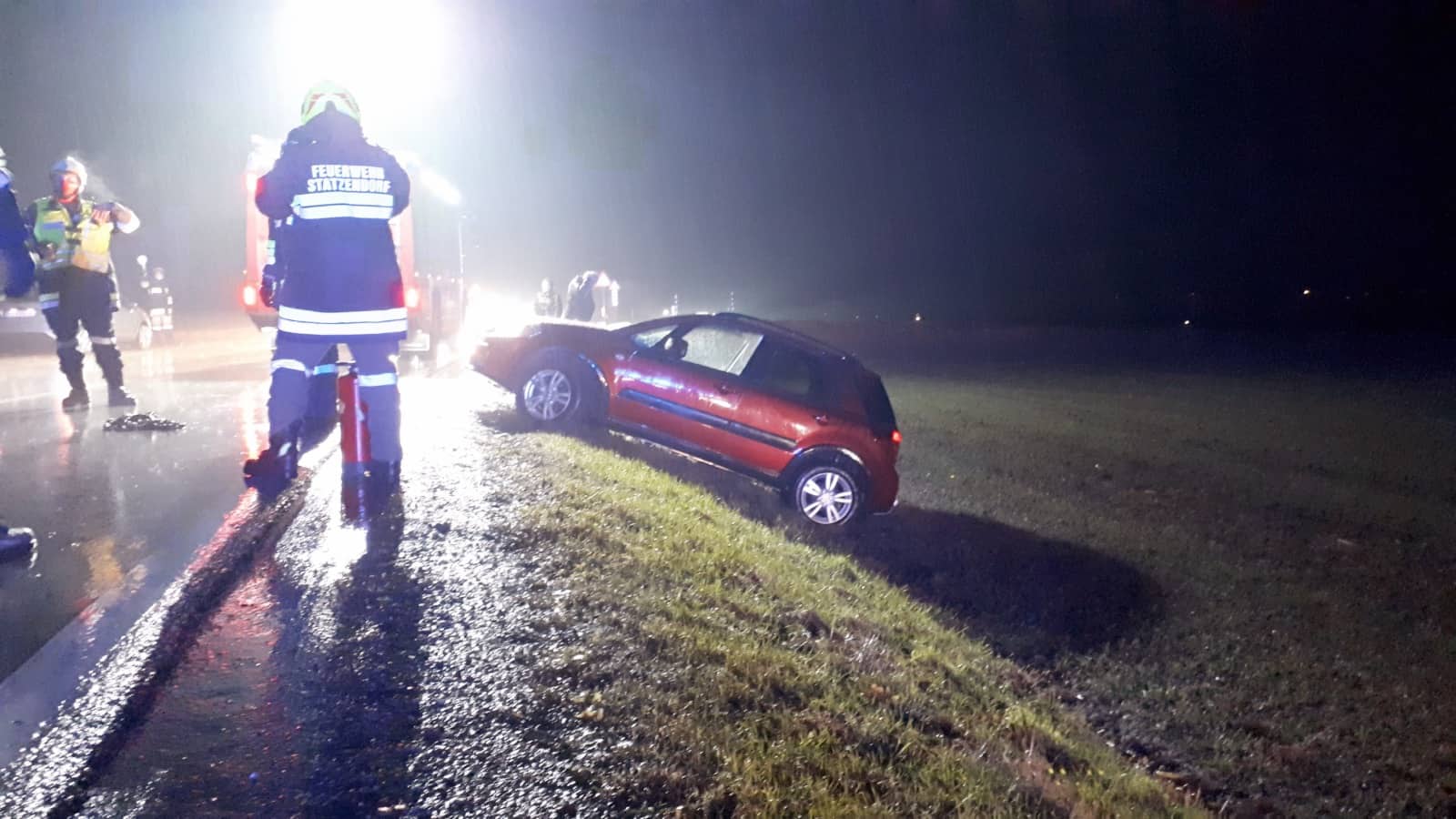 FF Statzendorf: PKW-Bergung bei strömendem Regen