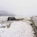 Verkehrsunfall - Auto landet im Acker