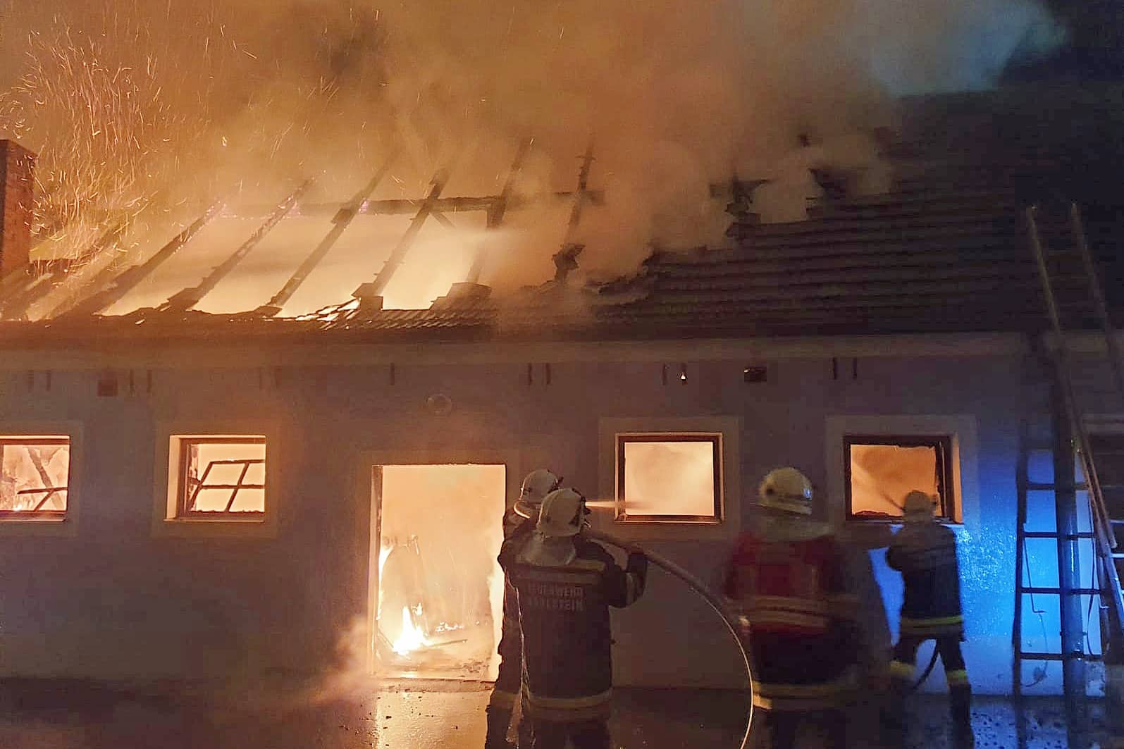 BFK Waidhofen/Thaya: Brand eines ehemaligen Stallgebäudes