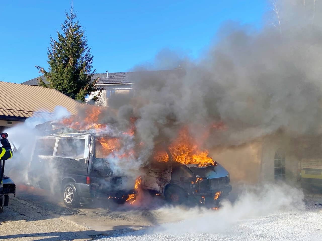 BFV Liezen: Fahrzeugvollbrand neben Bundesstraße B113