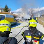 Fahrzeugvollbrand neben Bundesstraße B113