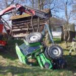Pensionist  kippte mit Traktor um