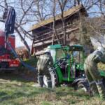 Pensionist  kippte mit Traktor um
