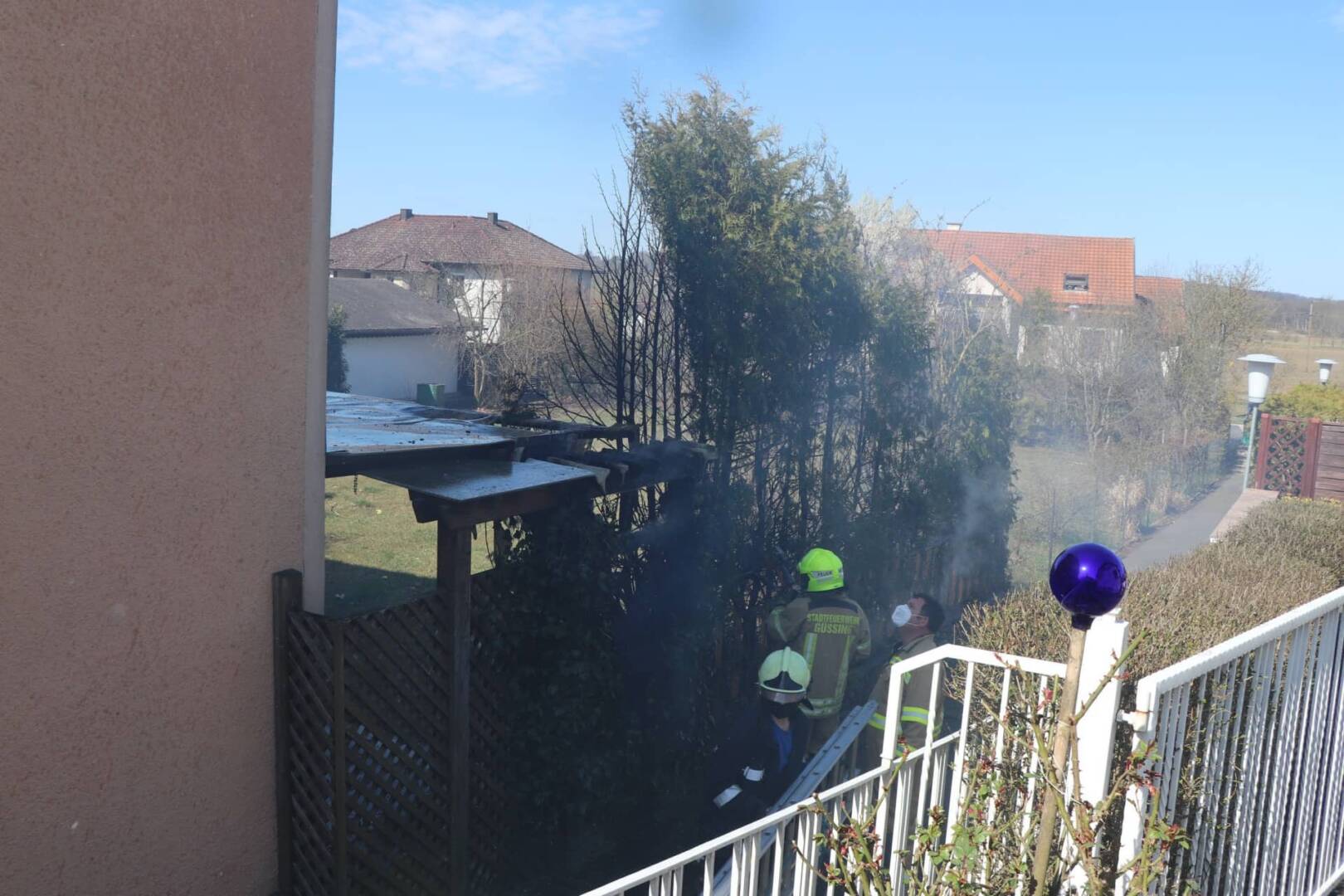 Stadtfeuerwehr Güssing: Thujenbrand in der Grabenstraße