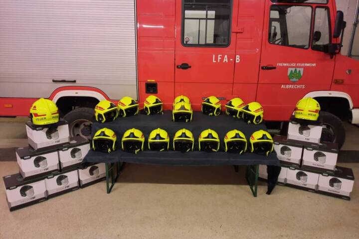 FF Albrechts: Neue Helme für die Feuerwehr