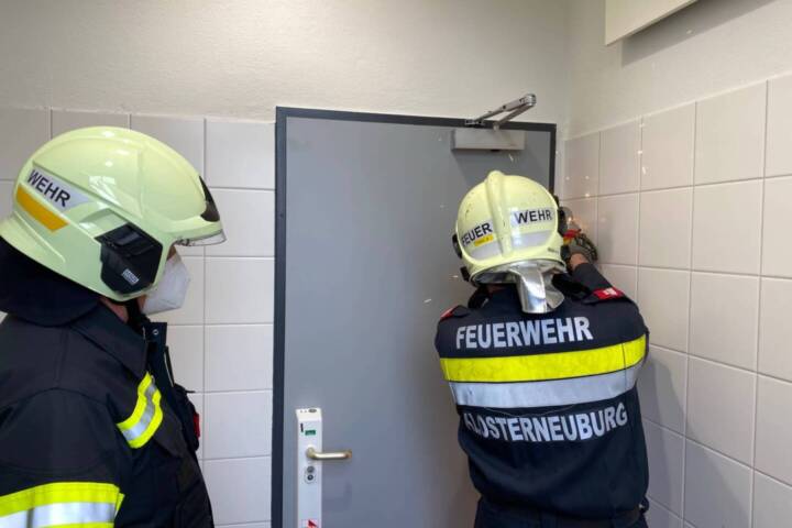 FF Klosterneuburg: Kind in Bahnhofstoilette gefangen