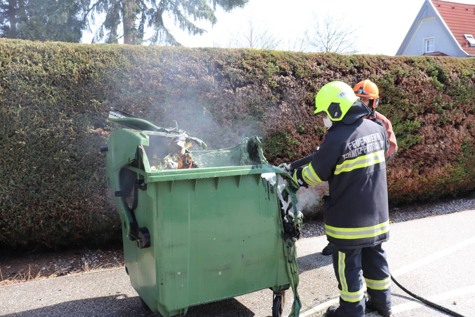 Polizei und Feuerwehr löschten Müllbehälterbrand