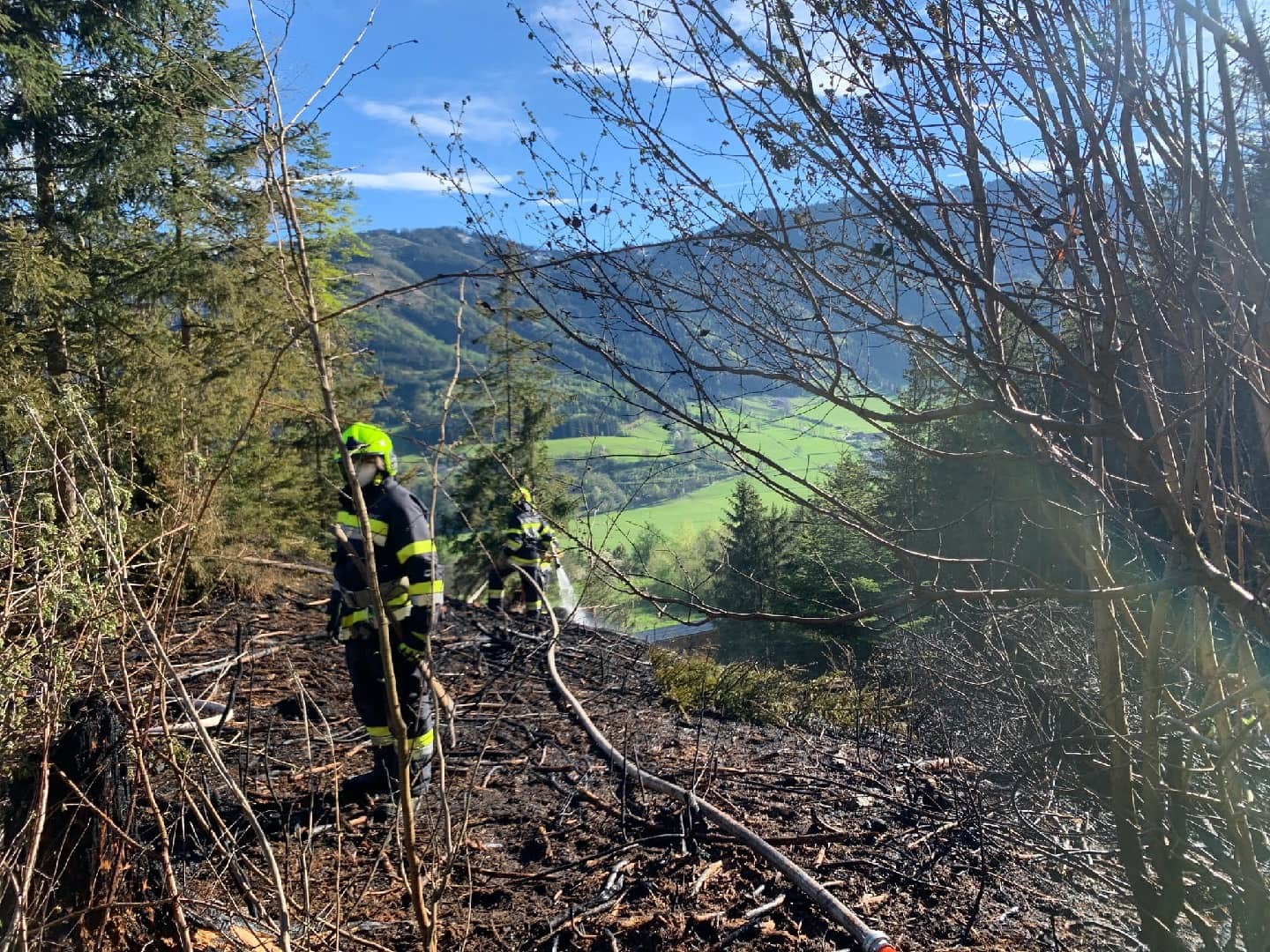 BFV Liezen: 6 Feuerwehren löschten Waldbrand in Lassing