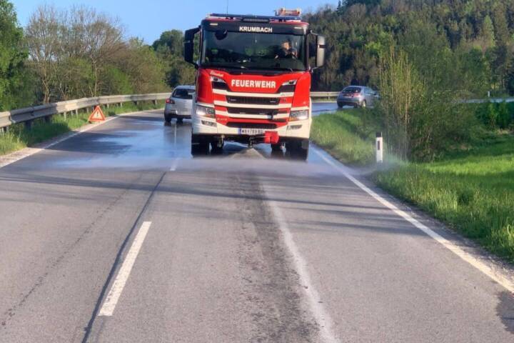 FF Krumbach: Ölspur auf der Hochneukirchenstraße