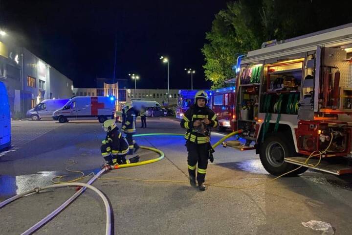 FF Klosterneuburg: Müllbehälterbrand in Gewerbebetrieb