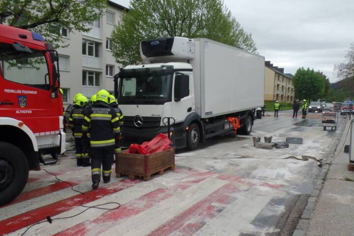 FF Althofen: LKW verliert hunderte Liter Treibstoff