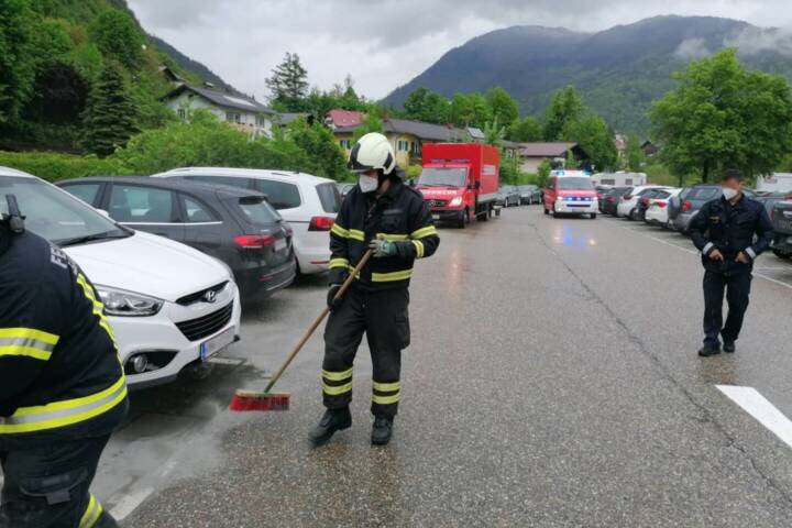 HFW Bad Ischl: Ölspur am Kaiserinselparkplatz