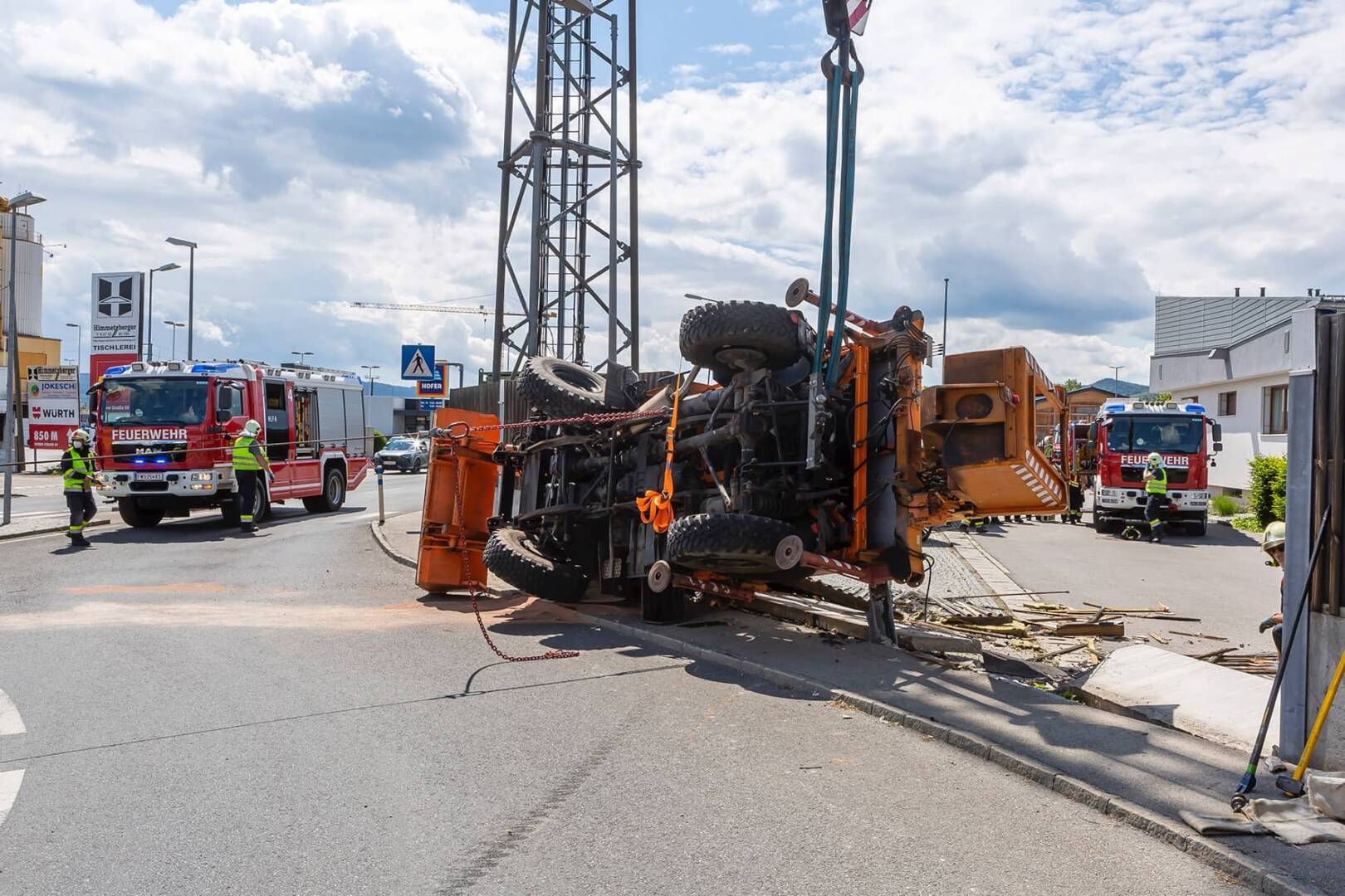 FF Krems: Unimog in Kreisverkehr umgekippt