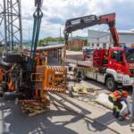 Unimog in Kreisverkehr umgekippt