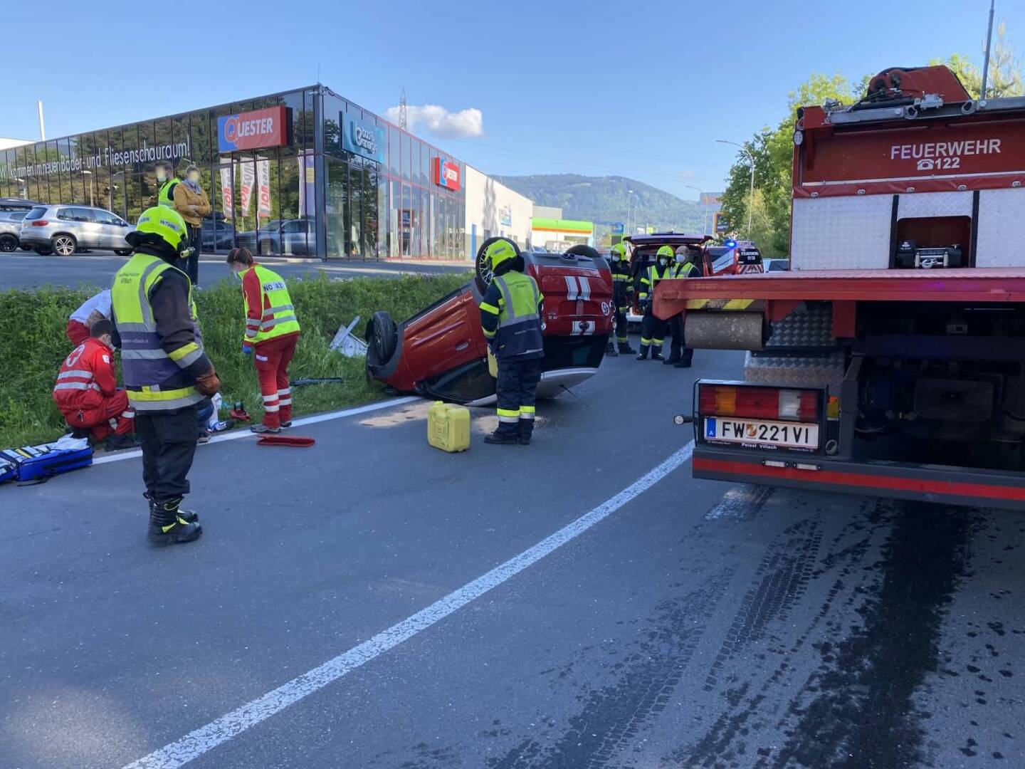 HFW Villach: Verkehrsunfall mit Fahrzeugüberschlag