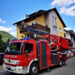 Person mit Drehleiter von Balkon gerettet