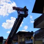Person mit Drehleiter von Balkon gerettet