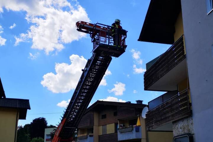 HFW Bad Ischl: Person mit Drehleiter von Balkon gerettet