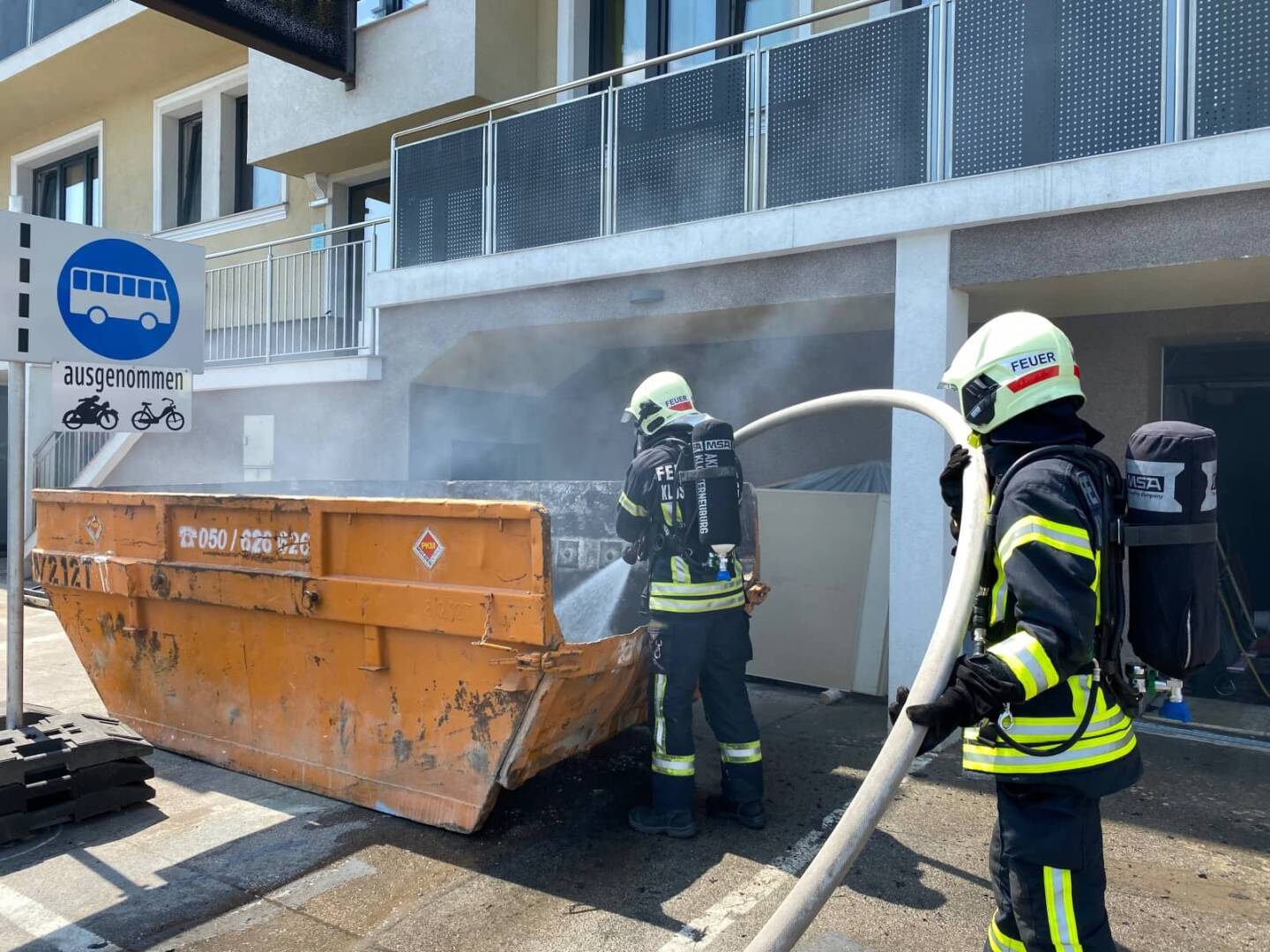 FF Klosterneuburg: Brand eines Baumüllcontainer